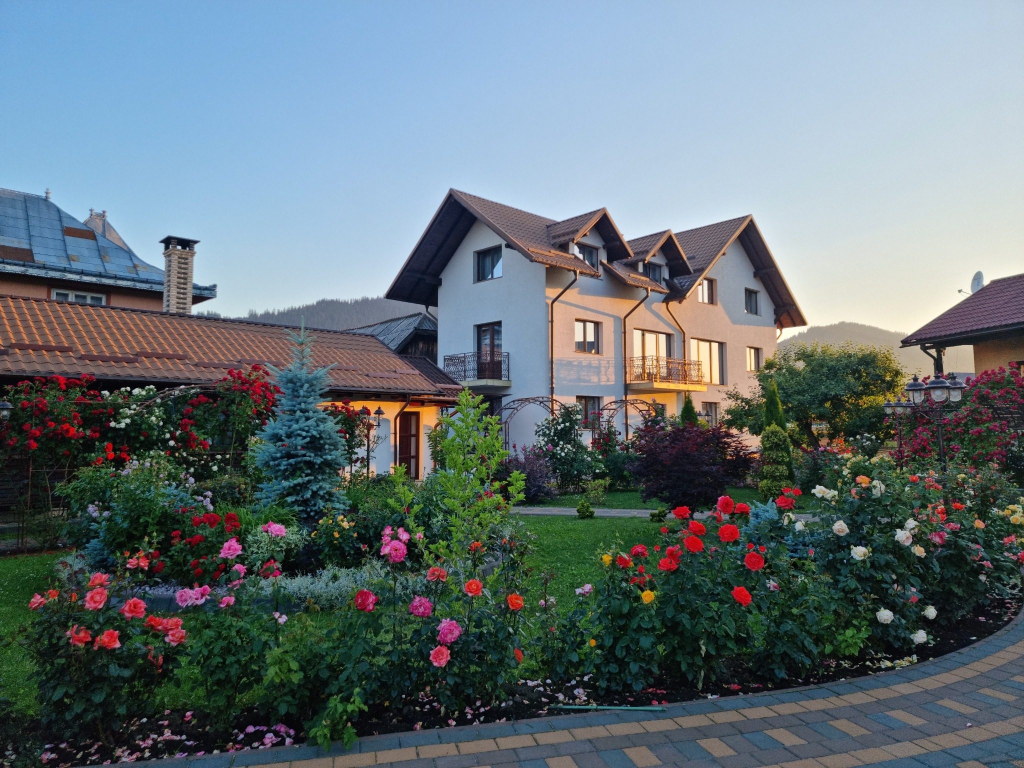 Villa ESQ – grădină și fațadă